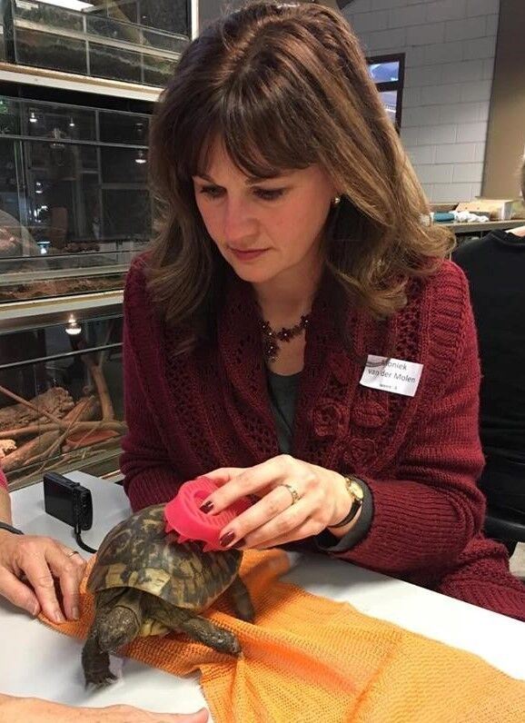 Moniek met een schildpad